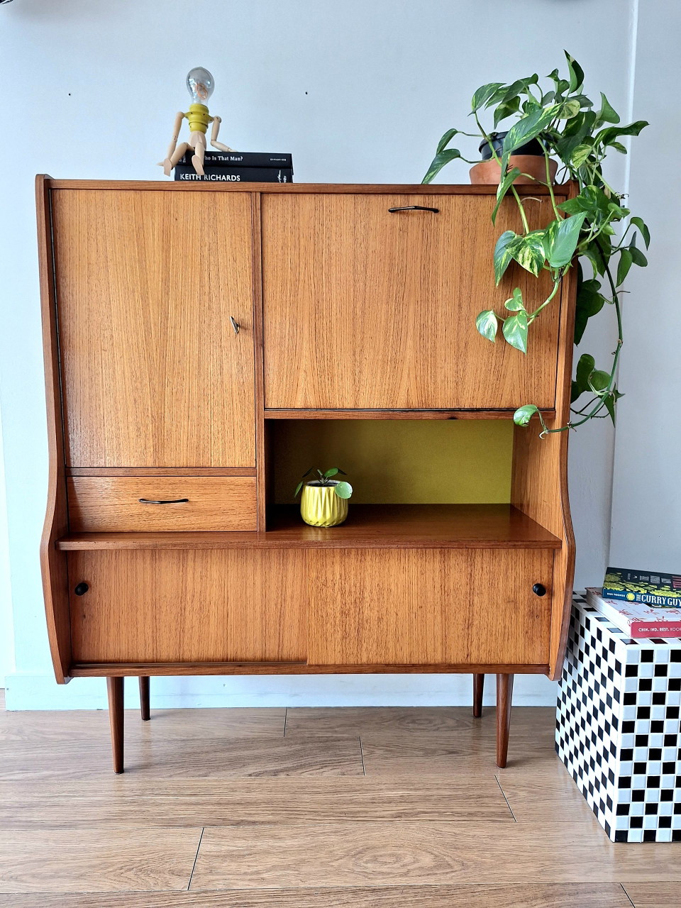 armoire vintage