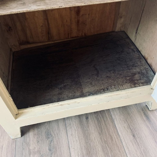 Armario de almacenamiento vintage de madera color crema