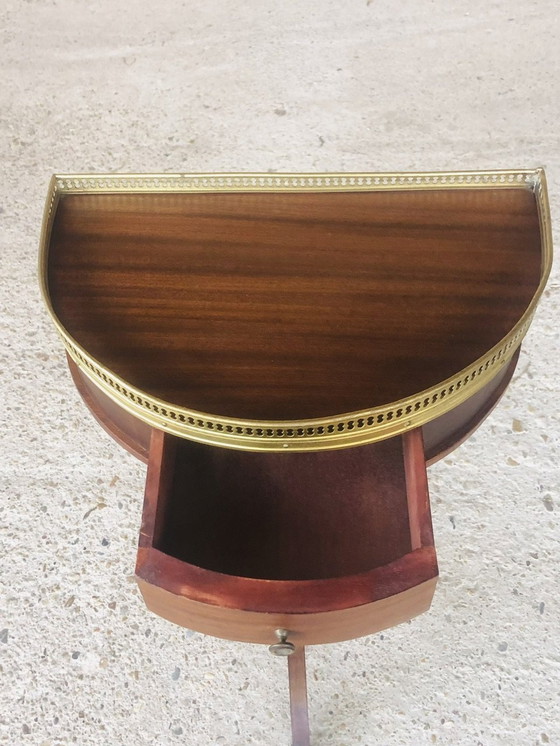 Image 1 of Comodino vintage a mezzaluna in mogano su piedistallo