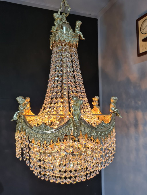 Chandelier set with cut crystals.