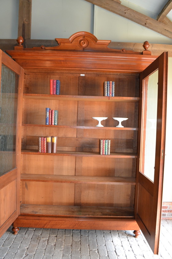 Image 1 of Bibliothèque / vitrine classique en noyer