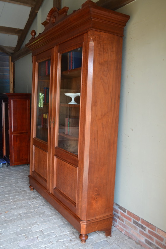 Image 1 of Classic walnut bookcase / display case