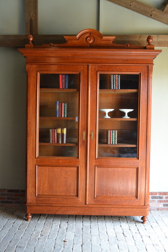 Image 1 of Classic walnut bookcase / display case