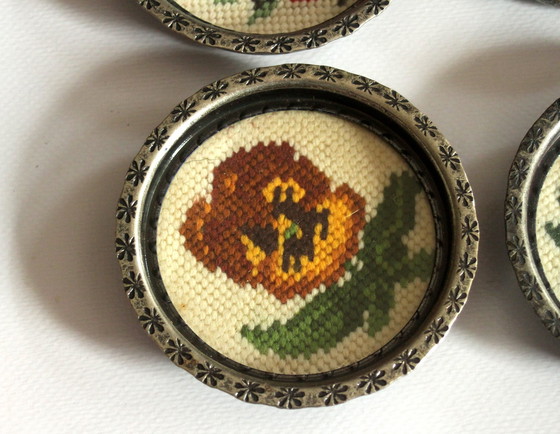 Image 1 of Sottobicchieri ricamati a mano anni '50 - Metallo stagnato, vetro, ricamo - Set da 6 - Vintage