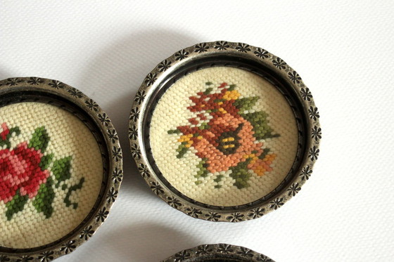 Image 1 of Sottobicchieri ricamati a mano anni '50 - Metallo stagnato, vetro, ricamo - Set da 6 - Vintage