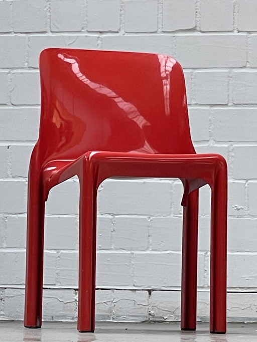 Chaises Vico Magistretti Selene et table Stadio Artemide