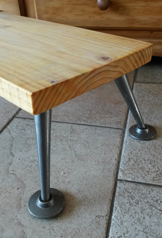 Image 1 of Tabouret en pin 70 cm de long