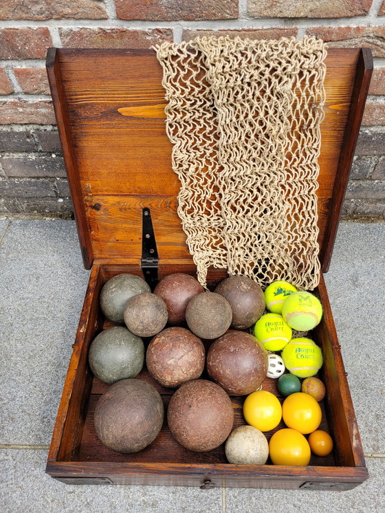 Image 1 of Scatola decorativa vintage con articoli per sport con la palla