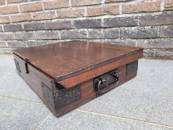 Image 1 of Scatola decorativa vintage con articoli per sport con la palla