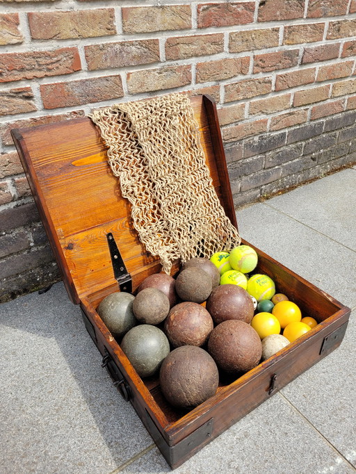 Scatola decorativa vintage con articoli per sport con la palla