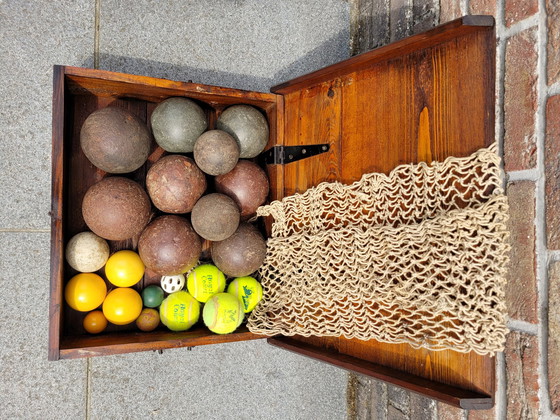 Image 1 of Scatola decorativa vintage con articoli per sport con la palla