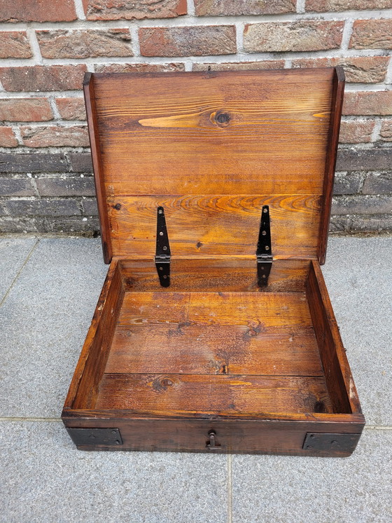 Image 1 of Scatola decorativa vintage con articoli per sport con la palla