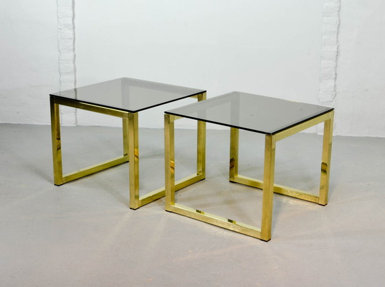 Image 1 of Tables d'appoint cubiques Hollywood Regency avec plateau en verre fumé. Ensemble de 2. 80s