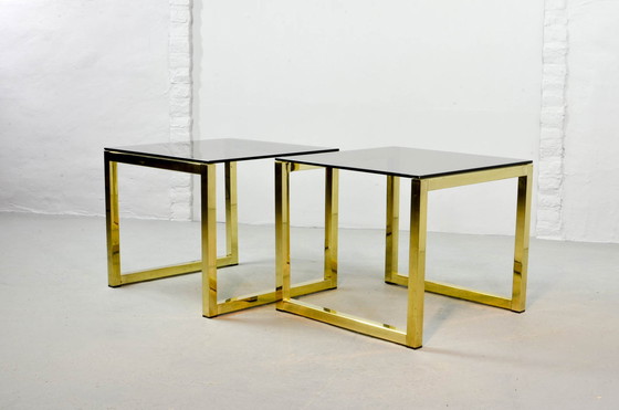 Image 1 of Tables d'appoint cubiques Hollywood Regency avec plateau en verre fumé. Ensemble de 2. 80s