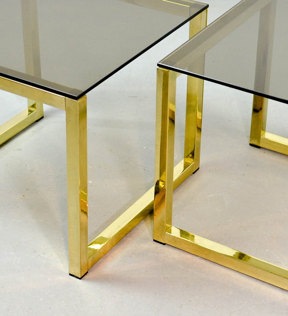 Image 1 of Tables d'appoint cubiques Hollywood Regency avec plateau en verre fumé. Ensemble de 2. 80s