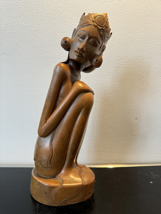 Image 1 of Sculpture d'une femme assise