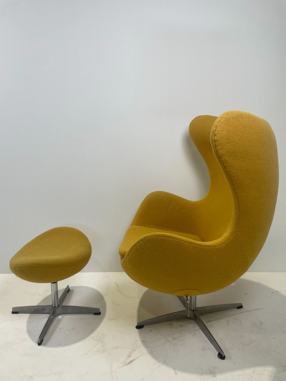 Image 1 of Poltrona di design vintage con pouf