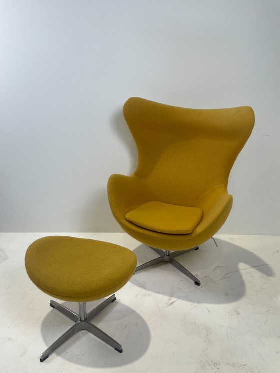 Image 1 of Poltrona di design vintage con pouf