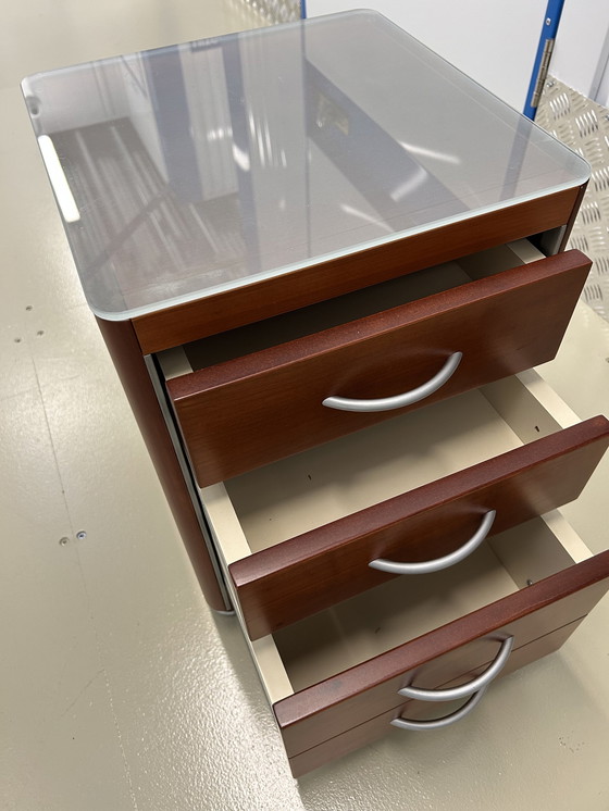 Image 1 of Cassettiera in stile Pastoe, con ripiano in vetro