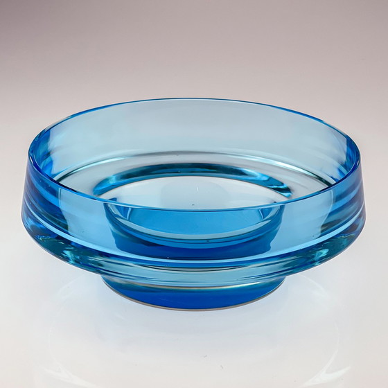 Image 1 of Kaj Franck - A large topaz-blue and clear glass art-object, model KF 261 - Nuutajärvi-Notsjö Finland circa 1965