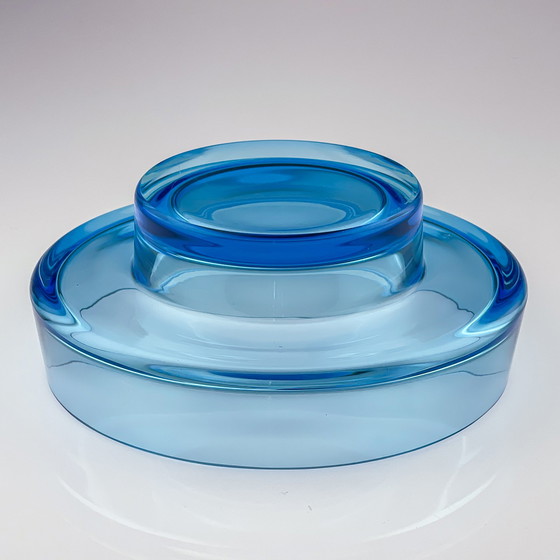 Image 1 of Kaj Franck - A large topaz-blue and clear glass art-object, model KF 261 - Nuutajärvi-Notsjö Finland circa 1965