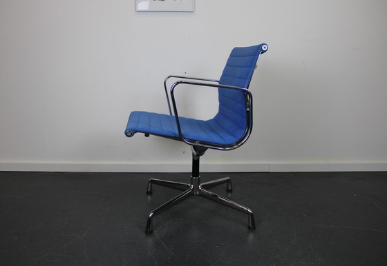 Image 1 of Set of 4 Vitra Eames EA 107 chairs, Chrome, blue 