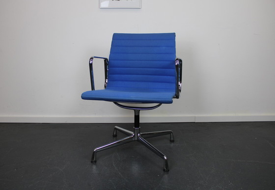 Image 1 of Set of 4 Vitra Eames EA 107 chairs, Chrome, blue 