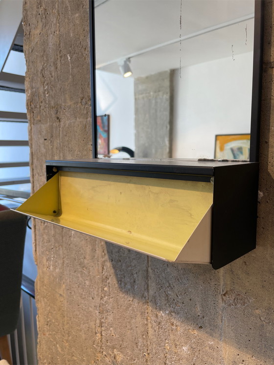 Image 1 of Specchio da parete vintage con mensola