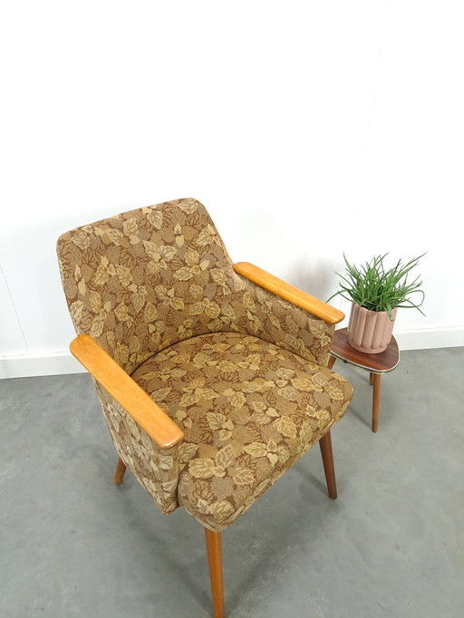 Fauteuil en tissu avec dossier en bois et feuilles vintage