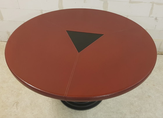 Image 1 of Table Ø 140 cm with saddle leather top