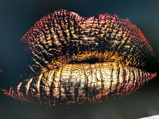 Lips gold red wall decoration