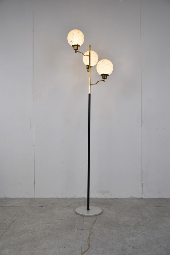 Image 1 of Lampadaire vintage en laiton et verre