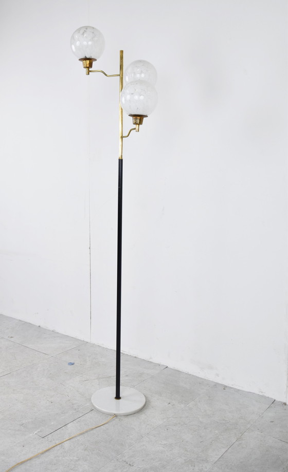Image 1 of Lampadaire vintage en laiton et verre