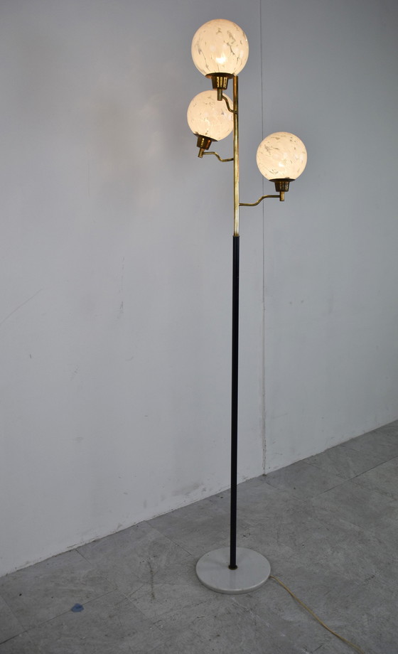 Image 1 of Lampadaire vintage en laiton et verre