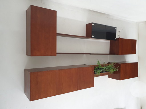 Floating wall unit by Banz Bord