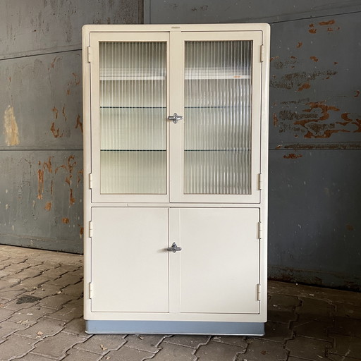 Deckers Medical cabinet