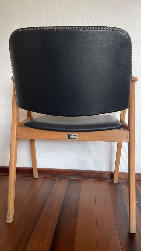 Image 1 of Deux chaises de salle à manger vintage