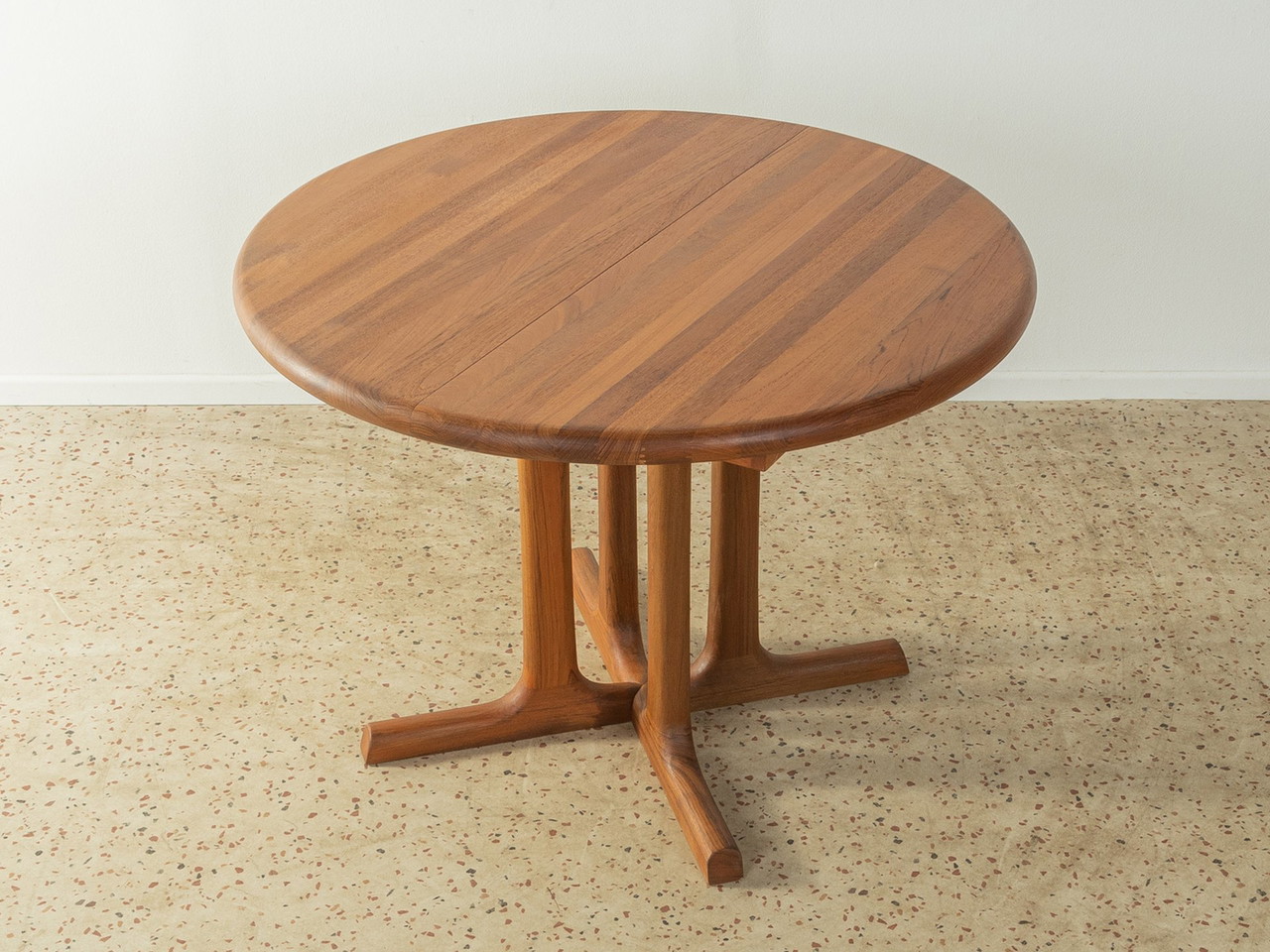 Dyrlund dining table extendable 1 149 Whoppah