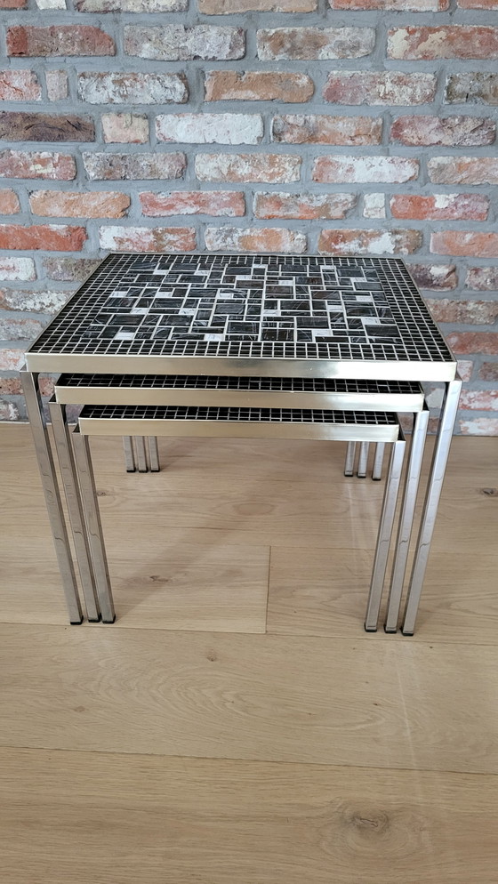 Image 1 of Bellissimo set di 3 tavolini vintage impilabili con mosaico