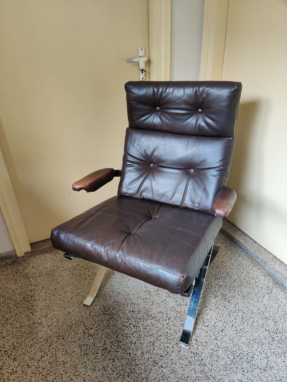 Image 1 of Fauteuil en cuir sur structure chromée