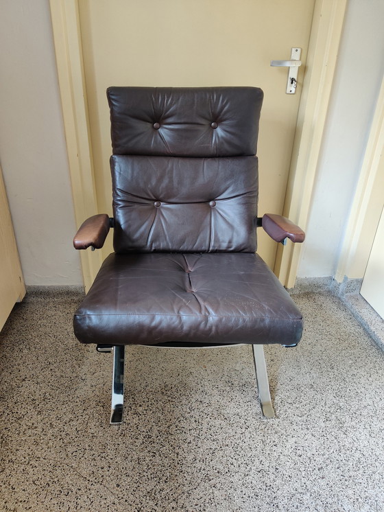 Image 1 of Fauteuil en cuir sur structure chromée