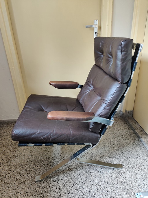 Fauteuil en cuir sur structure chromée