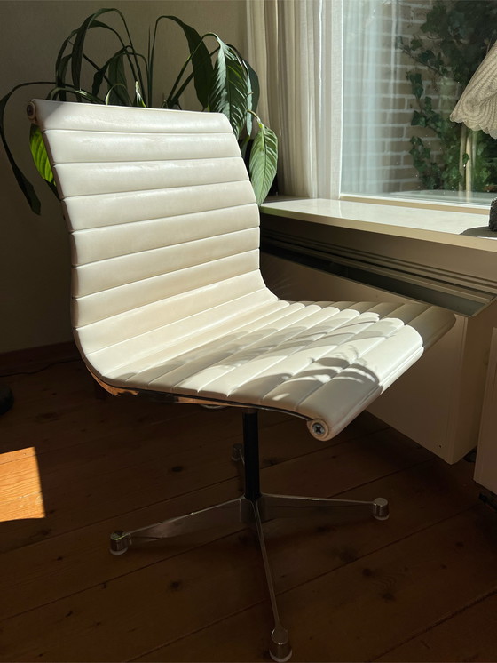 Image 1 of Herman Miller Eames EA101 - Ivoire