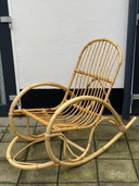 Fauteuil à bascule en rotin vintage