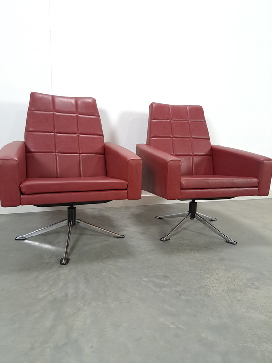 Image 1 of Fauteuil pivotant vintage bordeaux