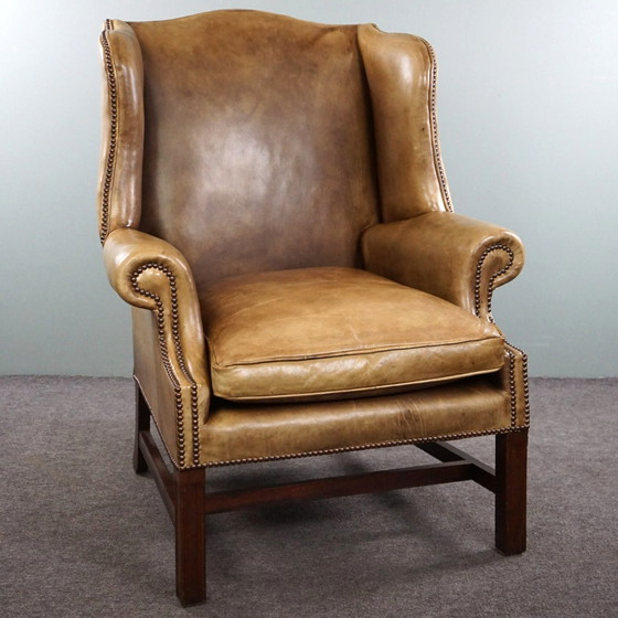 Image 1 of Fauteuil d'oreille en cuir de vachette généreux en très bon état