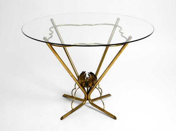 Image 1 of Très rare table d'appoint italienne du milieu du siècle en verre rond et en laiton avec des motifs floraux.