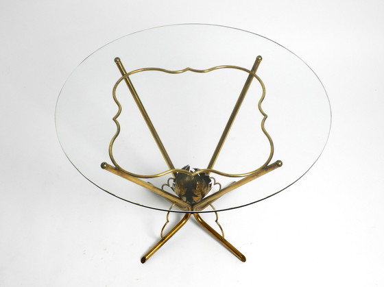 Image 1 of Très rare table d'appoint italienne du milieu du siècle en verre rond et en laiton avec des motifs floraux.