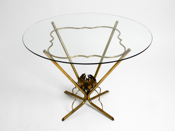 Image 1 of Très rare table d'appoint italienne du milieu du siècle en verre rond et en laiton avec des motifs floraux.