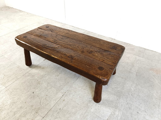 Table basse en bois massif brutaliste